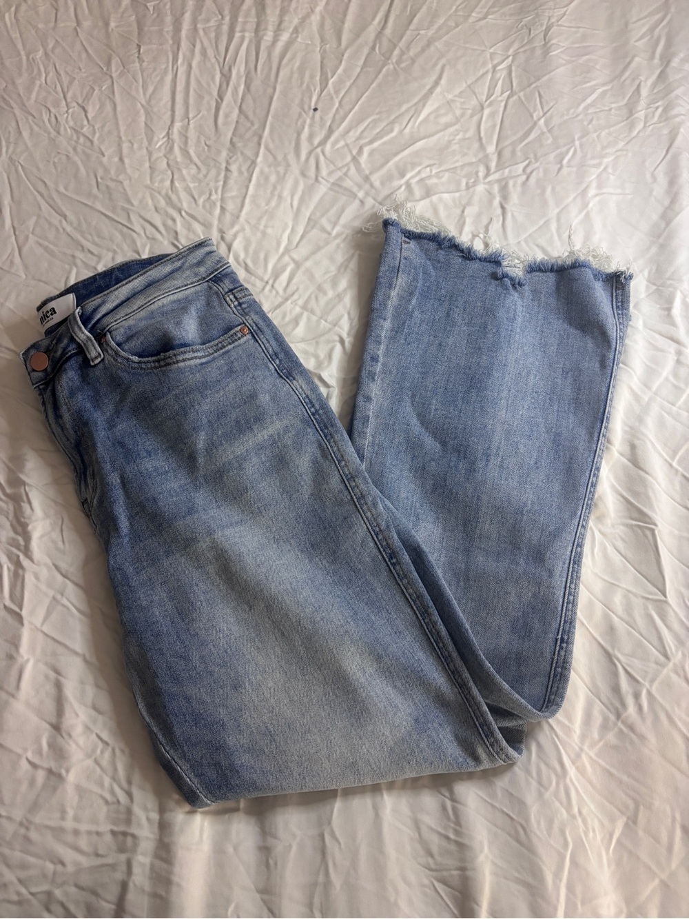 Light Blue Wide-Leg Women’s Jeans with Frayed Hem